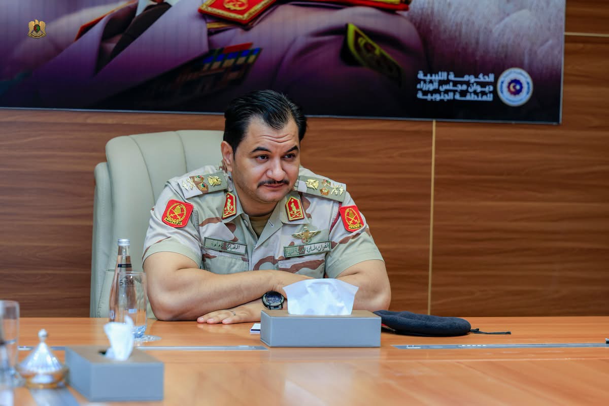 نائب القائد العام للقوات المسلحة الفريق أول ركن صدام خليفة حفتر يؤكد أهمية تعزيز التنسيق الأمني والعسكري خلال اجتماع أمني في سبها