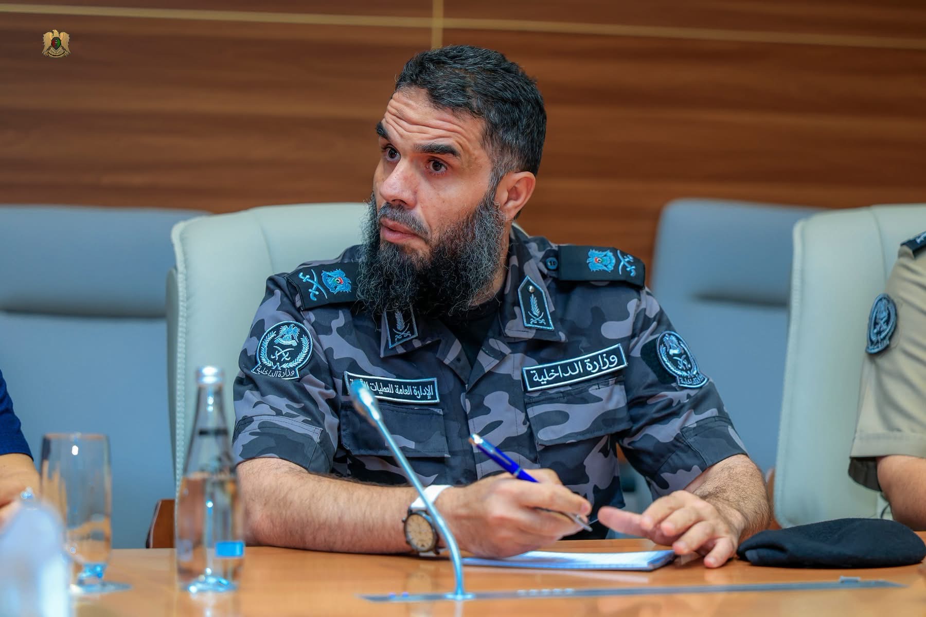 نائب القائد العام للقوات المسلحة الفريق أول ركن صدام خليفة حفتر يؤكد أهمية تعزيز التنسيق الأمني والعسكري خلال اجتماع أمني في سبها