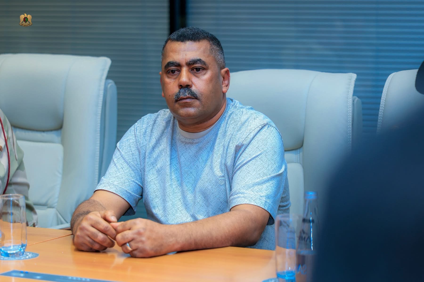 نائب القائد العام للقوات المسلحة الفريق أول ركن صدام خليفة حفتر يؤكد أهمية تعزيز التنسيق الأمني والعسكري خلال اجتماع أمني في سبها