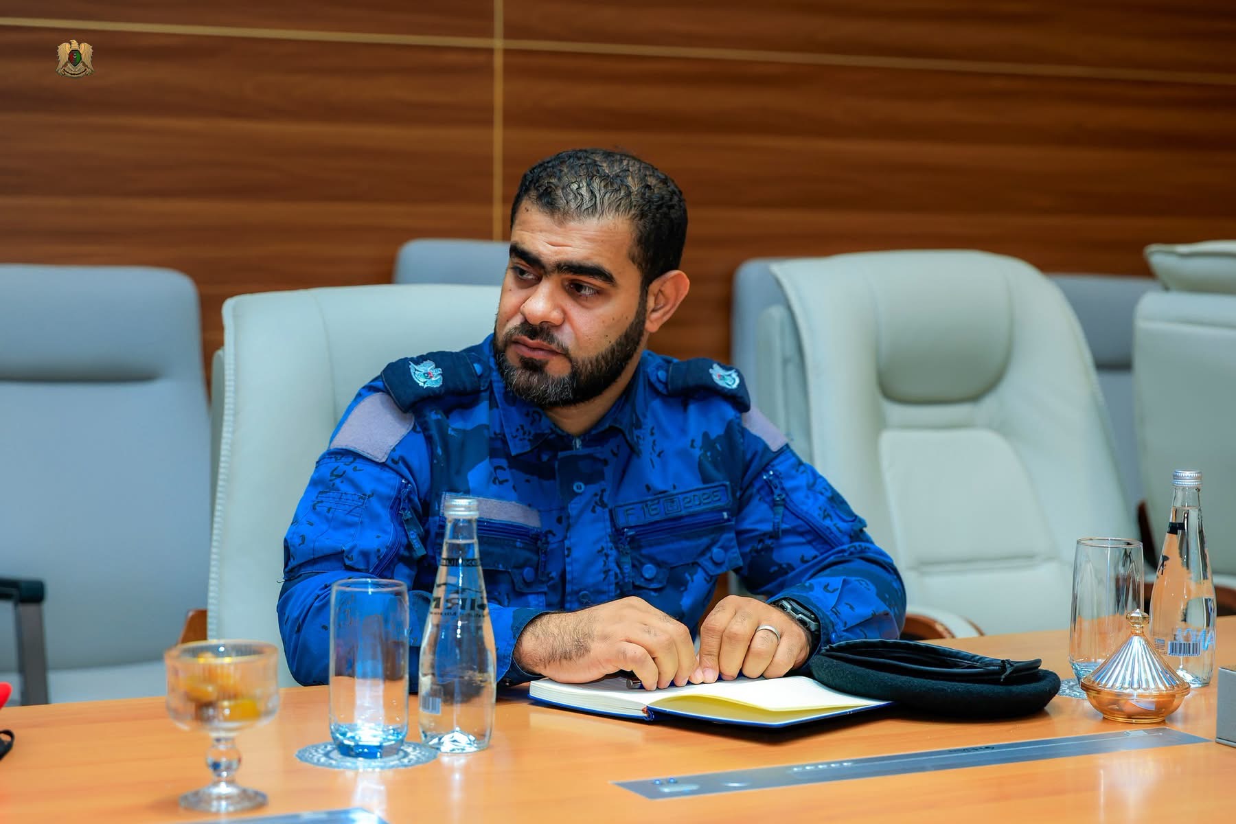نائب القائد العام للقوات المسلحة الفريق أول ركن صدام خليفة حفتر يؤكد أهمية تعزيز التنسيق الأمني والعسكري خلال اجتماع أمني في سبها
