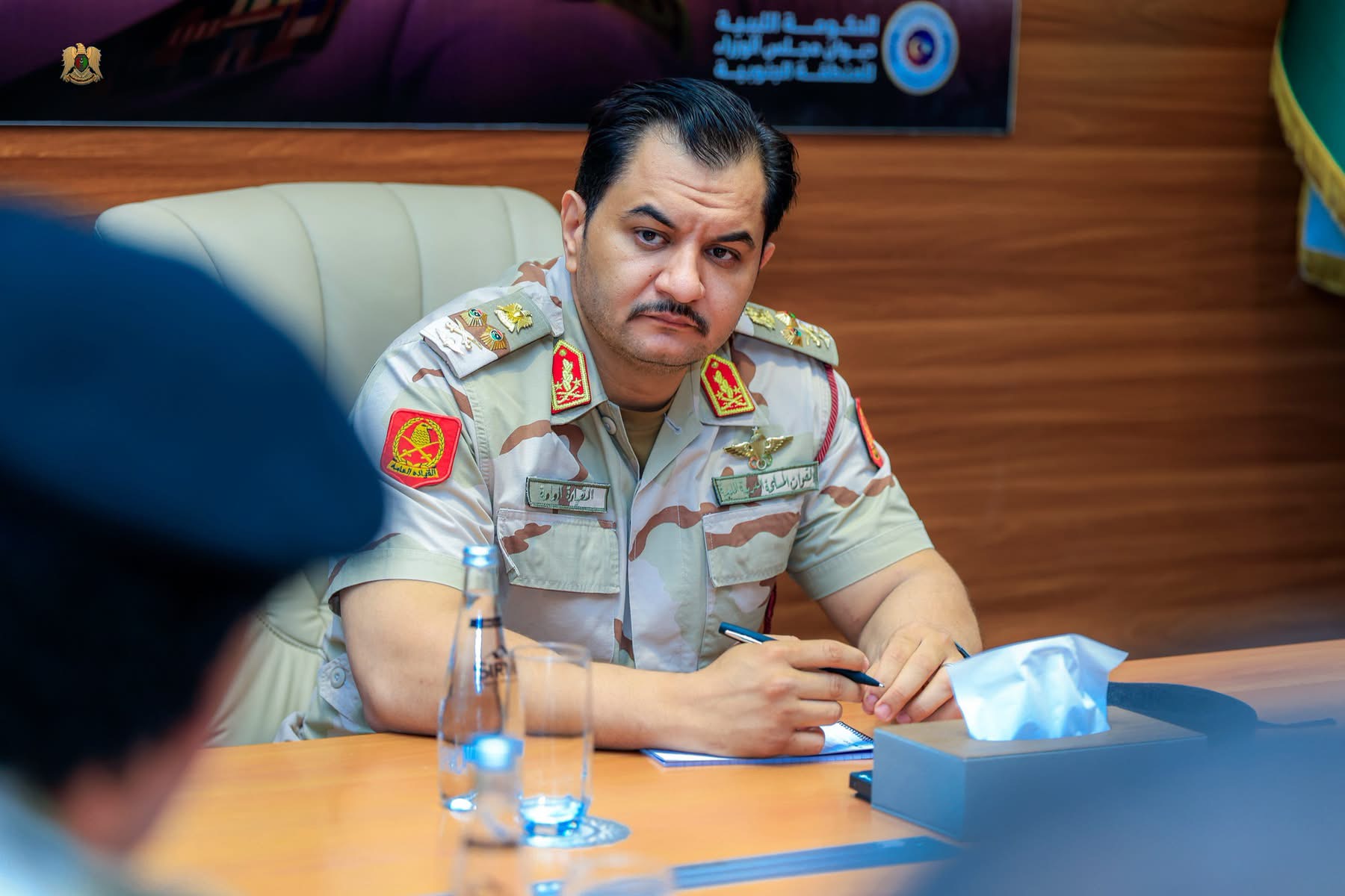 نائب القائد العام للقوات المسلحة الفريق أول ركن صدام خليفة حفتر يؤكد أهمية تعزيز التنسيق الأمني والعسكري خلال اجتماع أمني في سبها