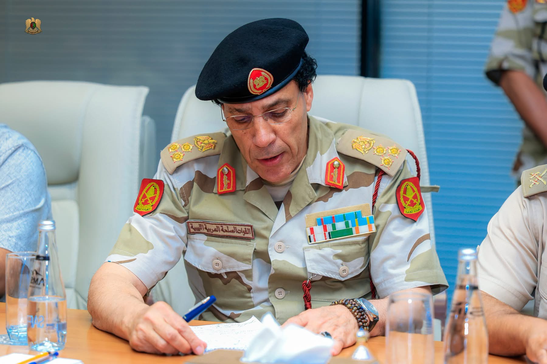 نائب القائد العام للقوات المسلحة الفريق أول ركن صدام خليفة حفتر يؤكد أهمية تعزيز التنسيق الأمني والعسكري خلال اجتماع أمني في سبها