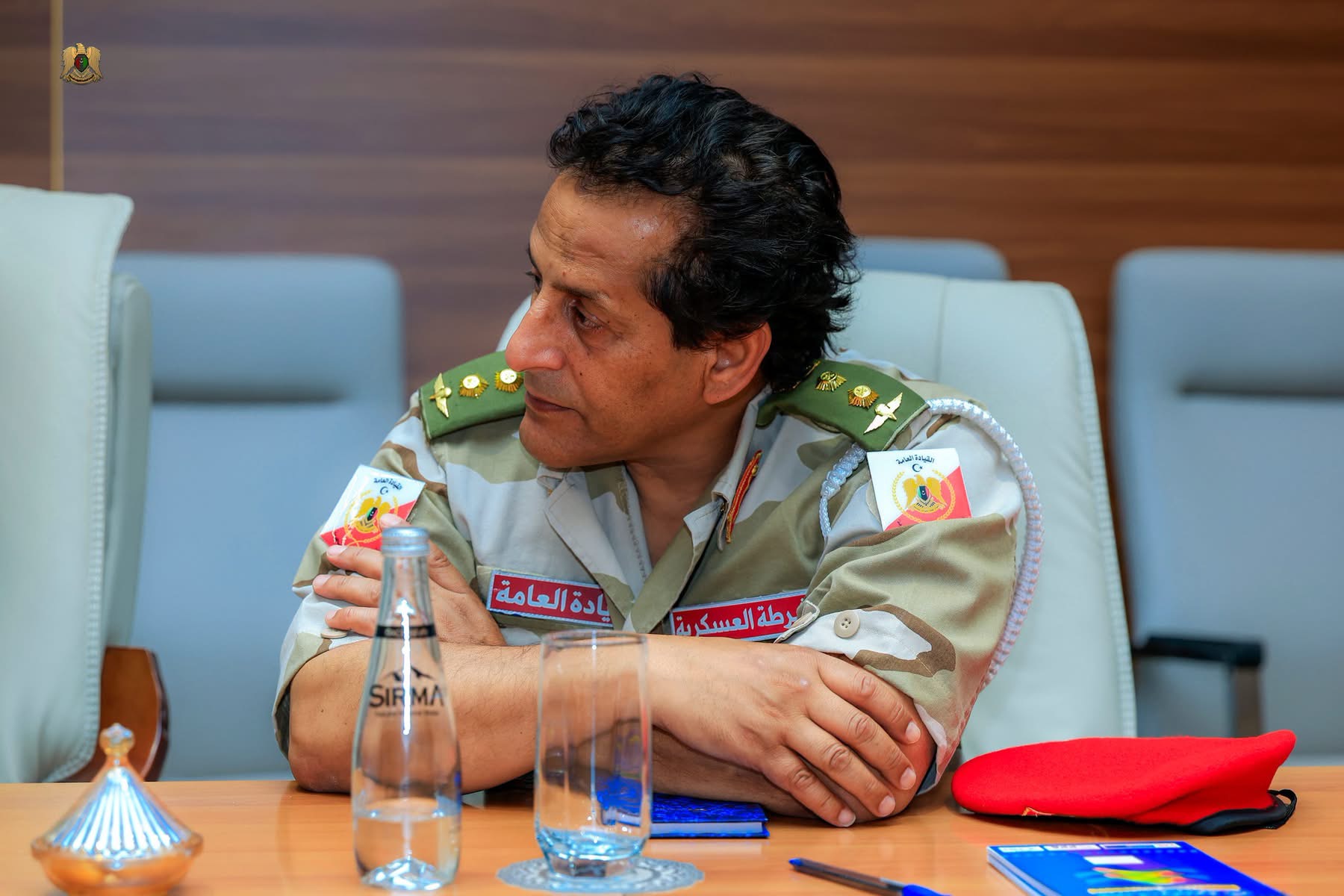 نائب القائد العام للقوات المسلحة الفريق أول ركن صدام خليفة حفتر يؤكد أهمية تعزيز التنسيق الأمني والعسكري خلال اجتماع أمني في سبها