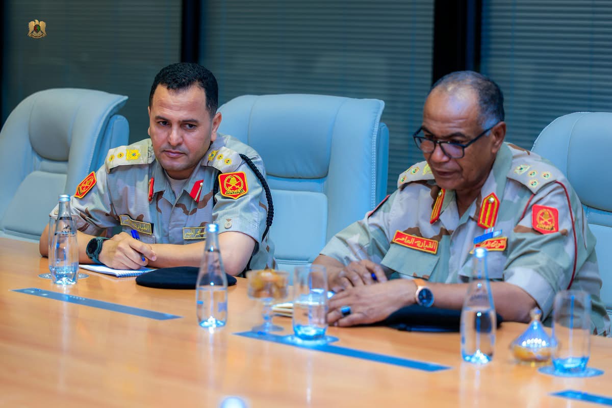 نائب القائد العام للقوات المسلحة الفريق أول ركن صدام خليفة حفتر يؤكد أهمية تعزيز التنسيق الأمني والعسكري خلال اجتماع أمني في سبها