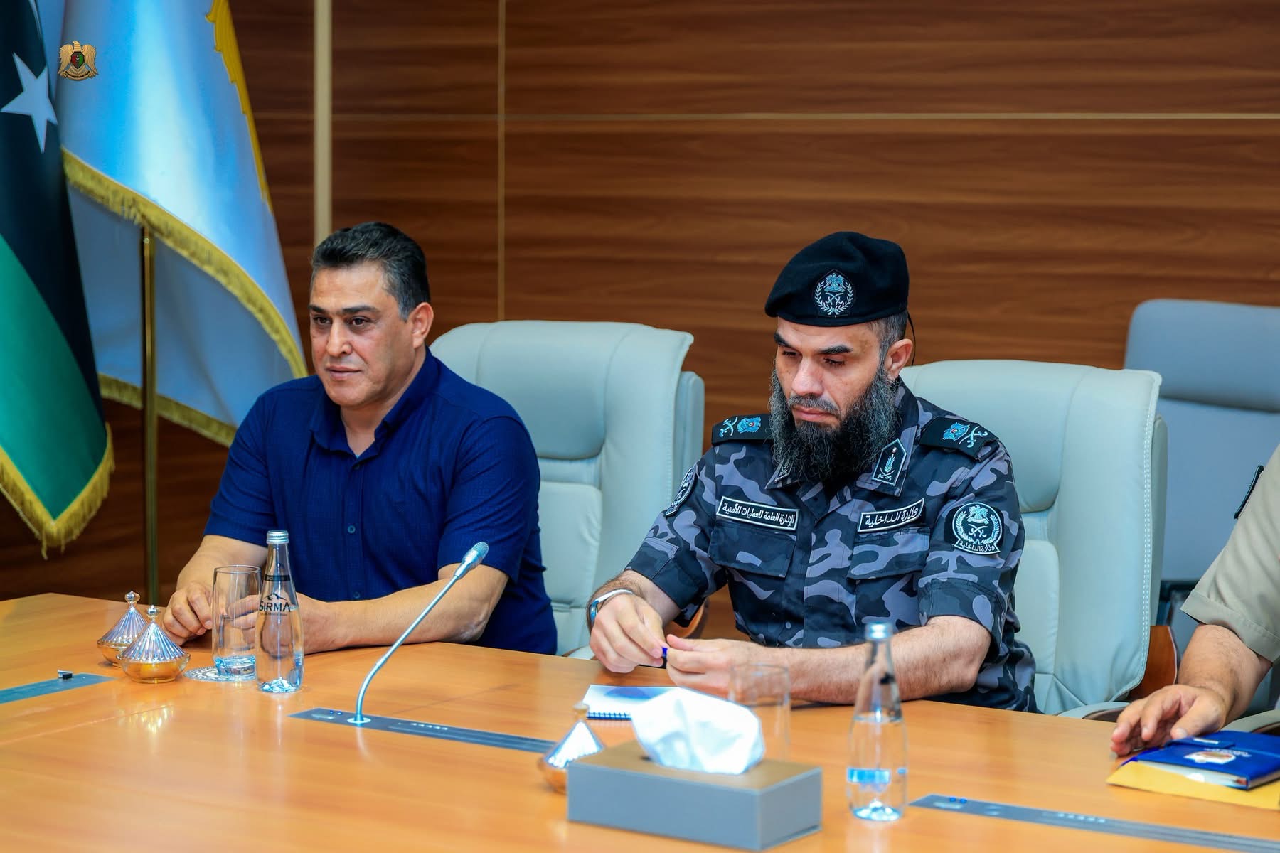 نائب القائد العام للقوات المسلحة الفريق أول ركن صدام خليفة حفتر يؤكد أهمية تعزيز التنسيق الأمني والعسكري خلال اجتماع أمني في سبها