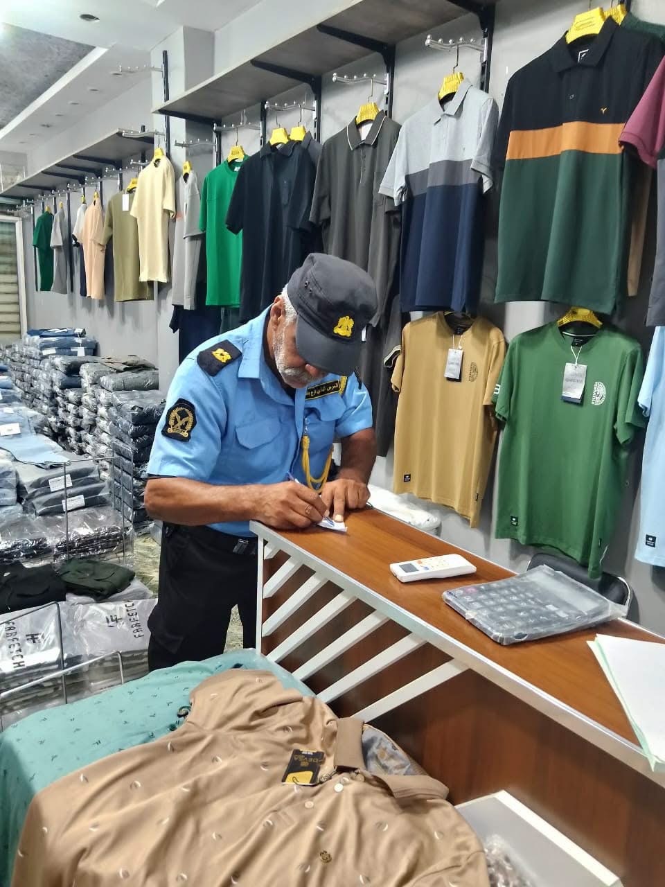 الحرس البلدي بنغازي ينفذ حملة تفتيشية على محال المجمع التجاري ويرصد المخالفات