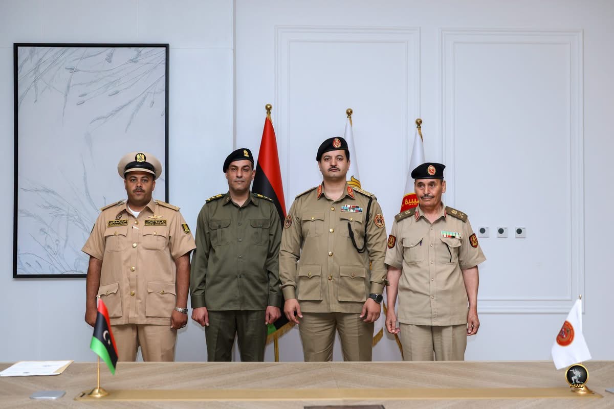 رئيس الأركان العامة للقوات المسلحة الفريق أول ركن خالد حفتر يشهد أداء القسم القانوني لضباط المحكمة العسكرية العليا
