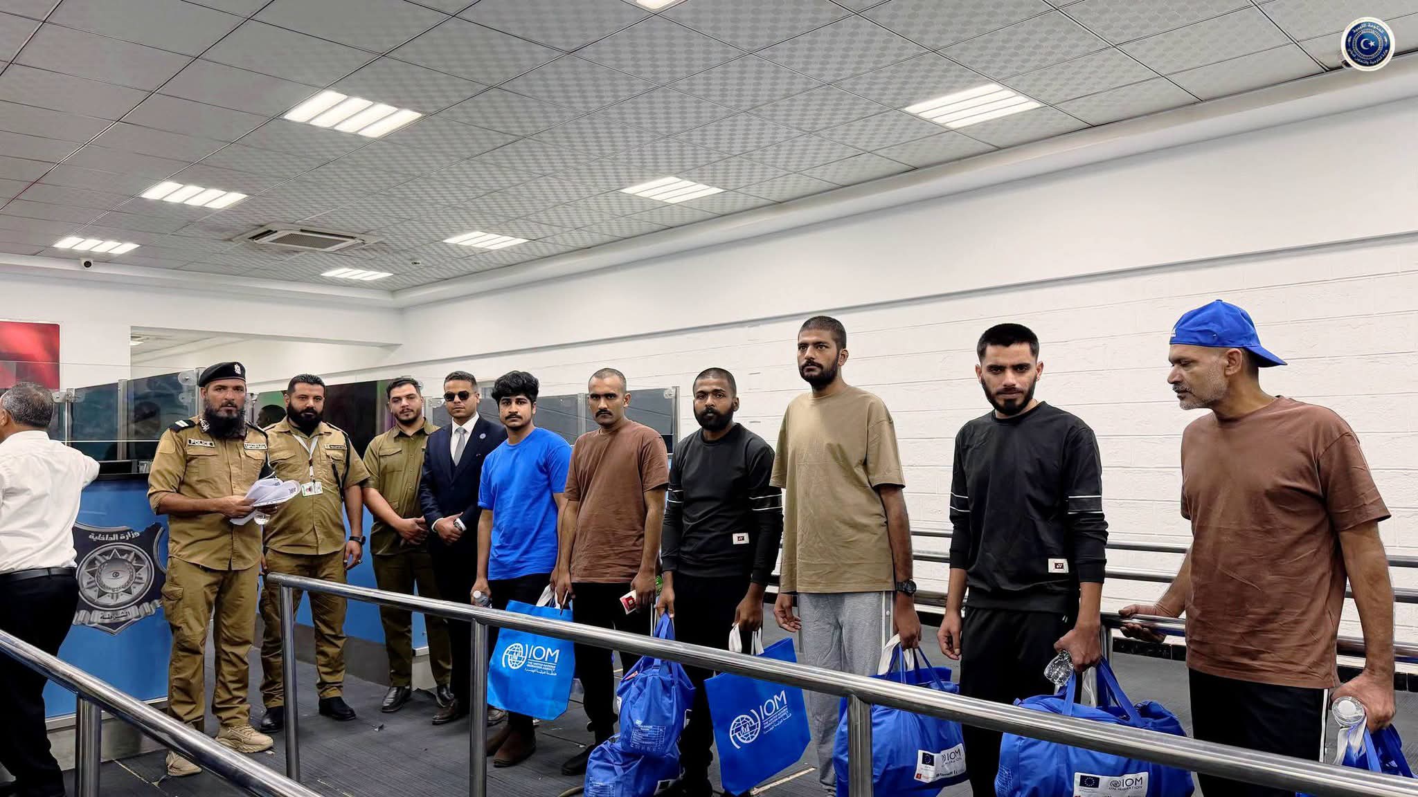 الخارجية و"IOM" تسيران رحلة عودة طوعية لـ 8 باكستانيين من بنغازي