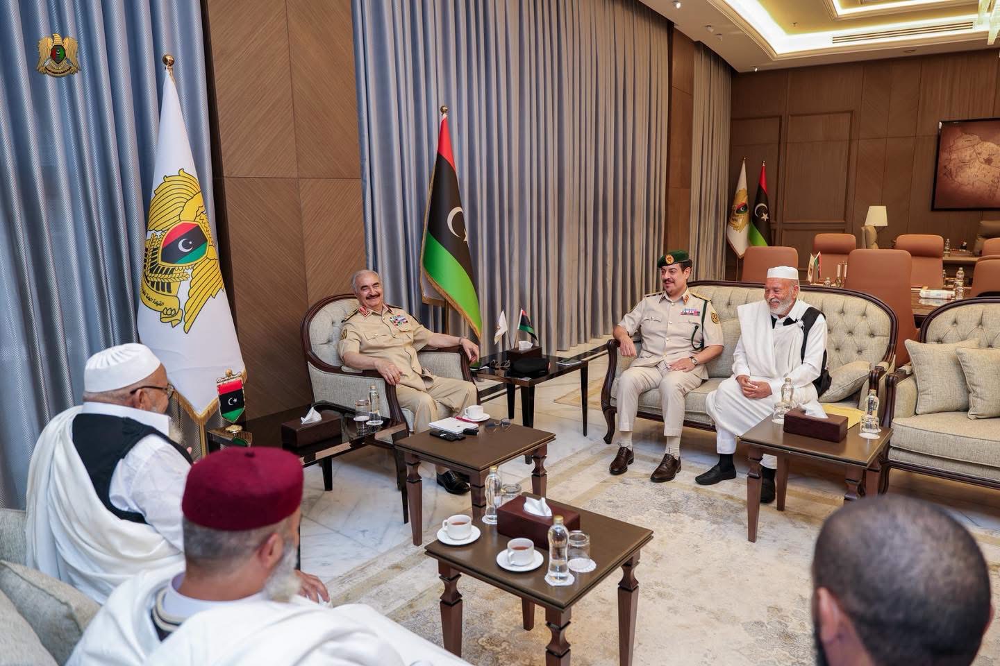 القائد العام للقوات المسلحة العربية الليبية المشير أركان حرب خليفة أبوالقاسم حفتر يستقبل وفدًا من مشايخ قبائل الزنتان في بنغازي