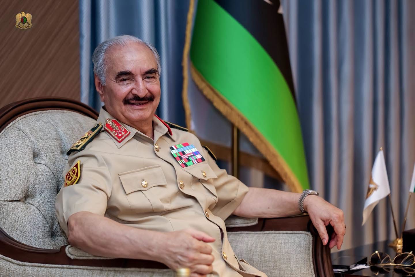 القائد العام للقوات المسلحة العربية الليبية المشير أركان حرب خليفة أبوالقاسم حفتر يستقبل وفدًا من مشايخ قبائل الزنتان في بنغازي