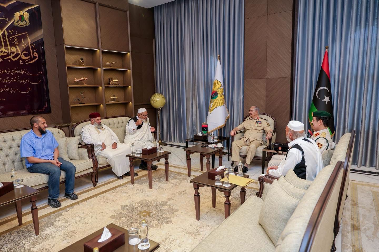 القائد العام للقوات المسلحة العربية الليبية المشير أركان حرب خليفة أبوالقاسم حفتر يستقبل وفدًا من مشايخ قبائل الزنتان في بنغازي