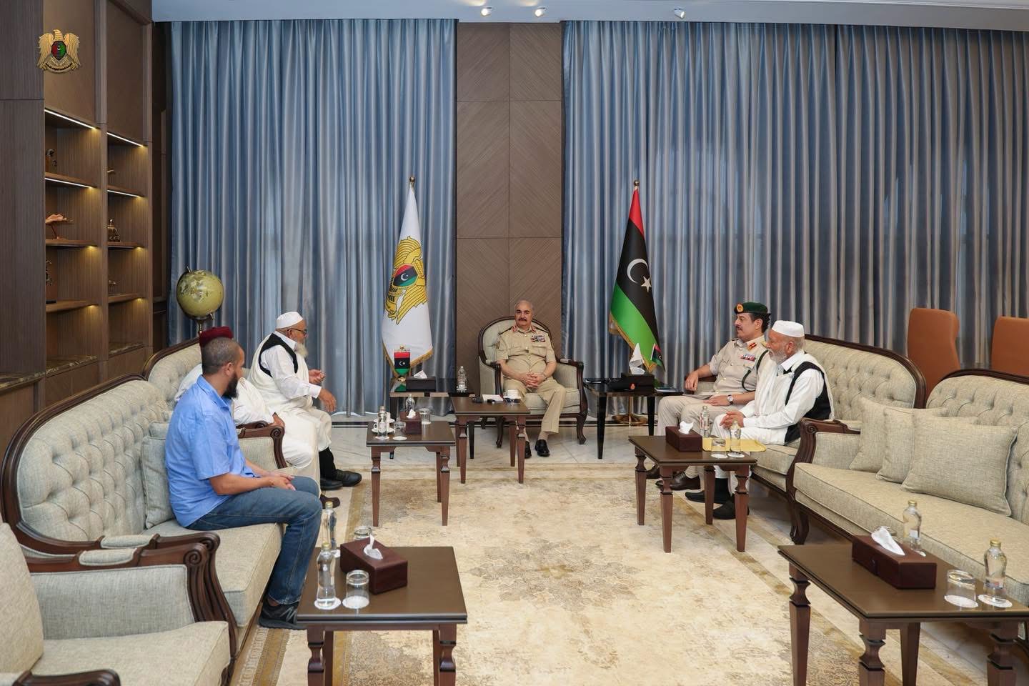 القائد العام للقوات المسلحة العربية الليبية المشير أركان حرب خليفة أبوالقاسم حفتر يستقبل وفدًا من مشايخ قبائل الزنتان في بنغازي