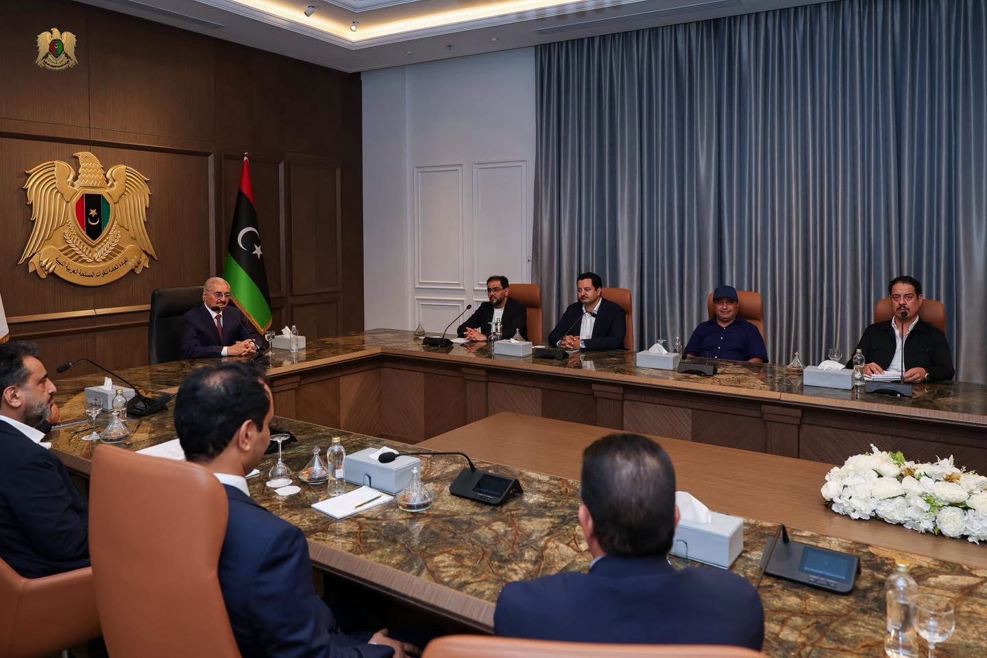 القائد العام للقوات المسلحة المشير أركان حرب خليفة أبوالقاسم حفتر يعقد اجتماعًا مع لجنة أزمة الكهرباء