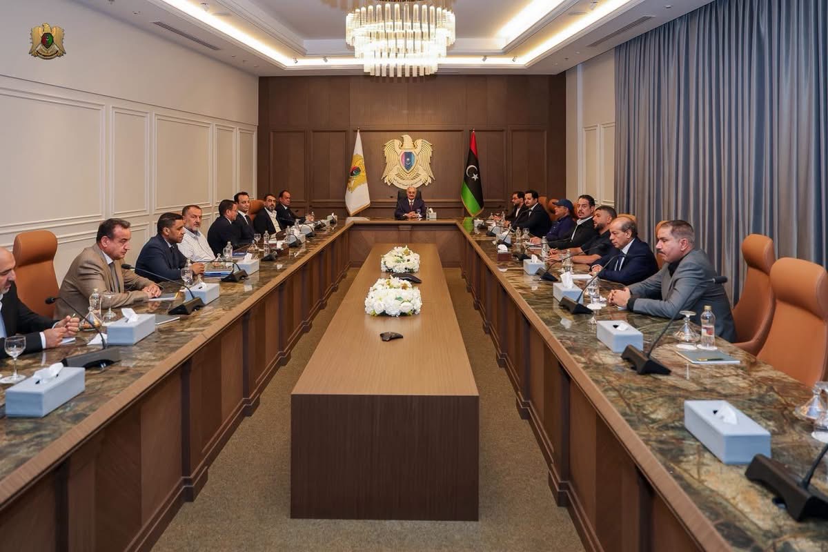 القائد العام للقوات المسلحة المشير أركان حرب خليفة أبوالقاسم حفتر يعقد اجتماعًا مع لجنة أزمة الكهرباء