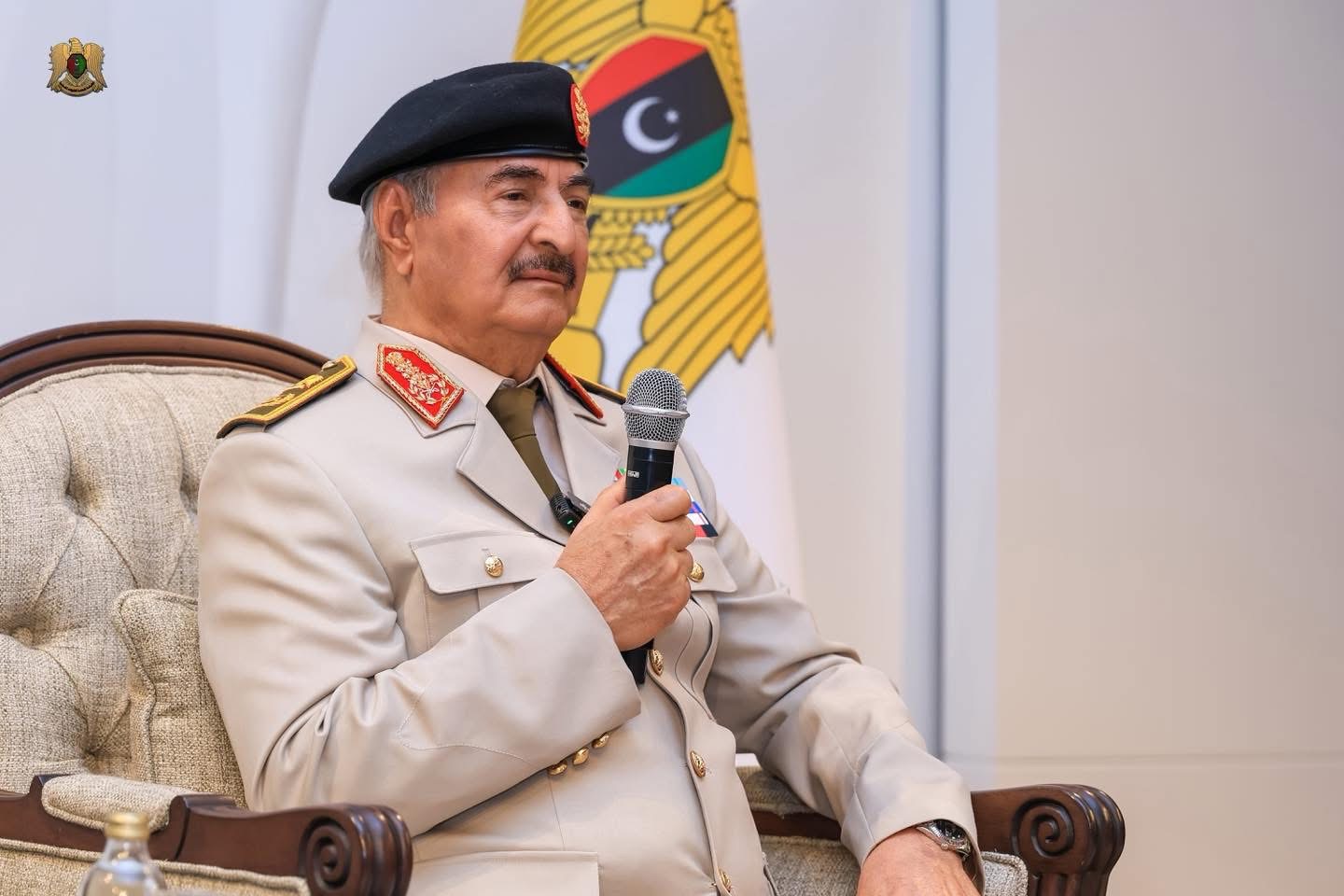 القائد العام للقوات المسلحة المشير اركان حرب خليفة ابو القاسم حفتر يستقبل منتسبي كتيبة مدفعية الميدان  الثالثة
