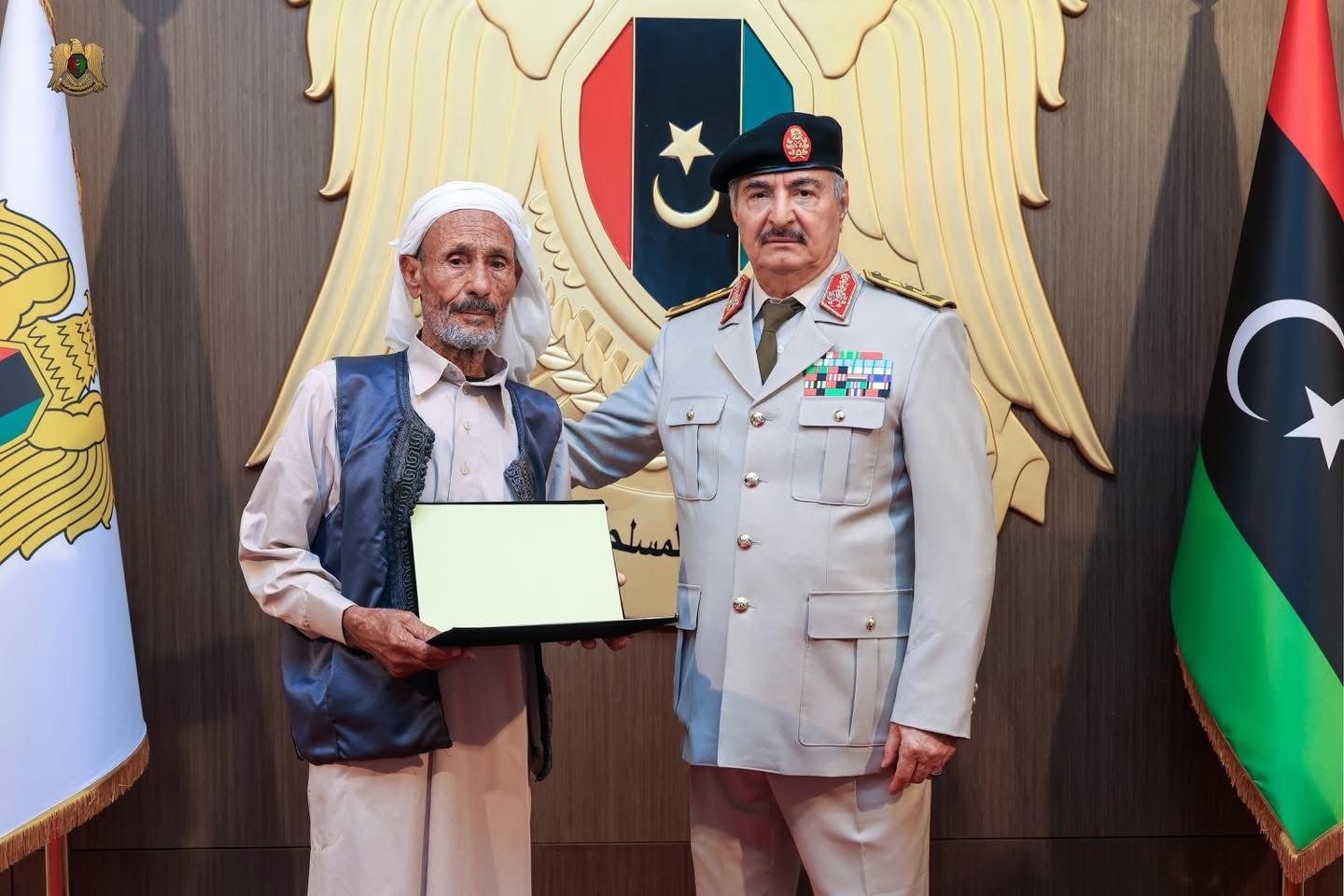 القائد العام للقوات المسلحة المشير اركان حرب خليفة ابو القاسم حفتر يستقبل منتسبي كتيبة مدفعية الميدان  الثالثة
