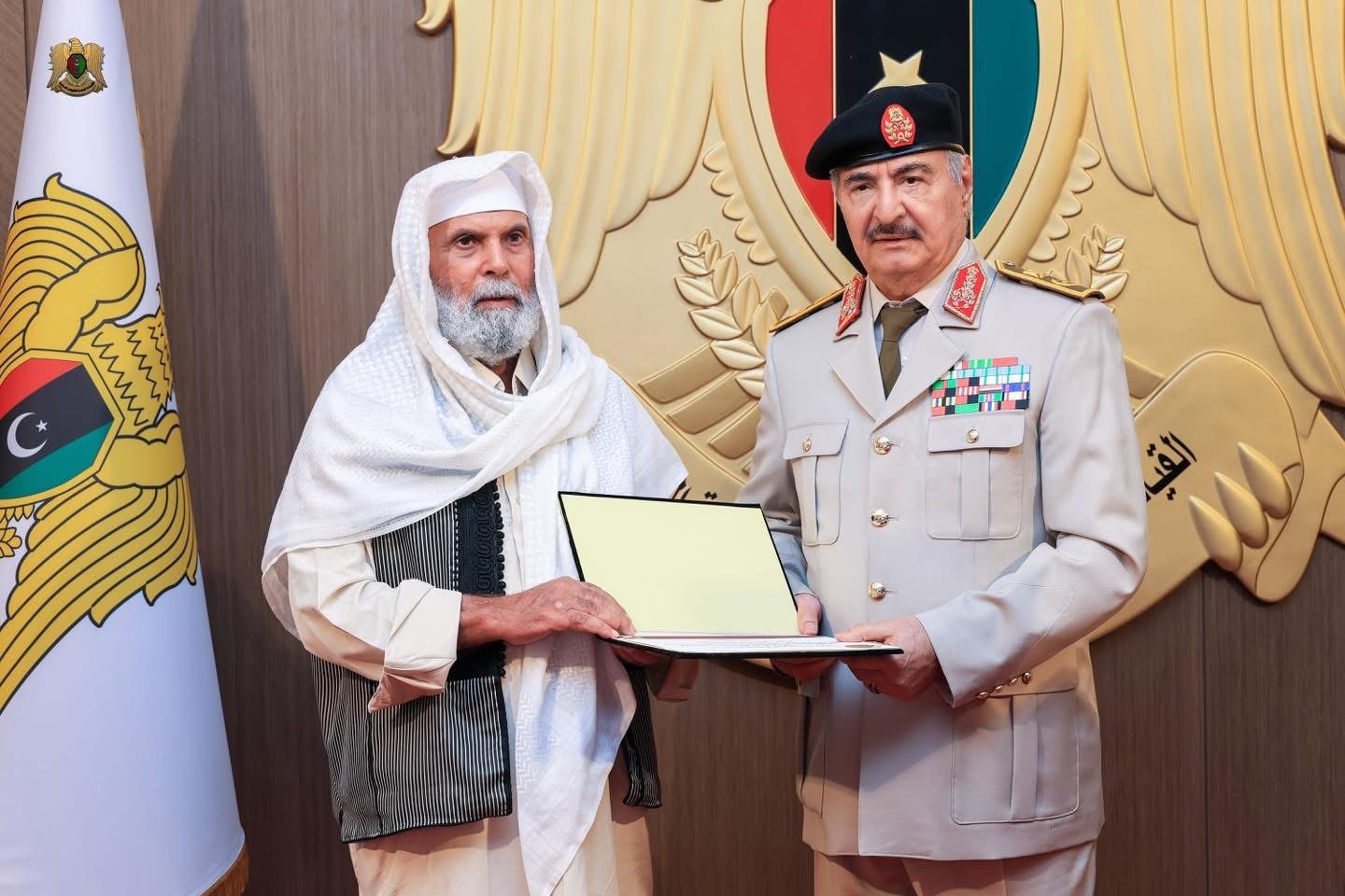 القائد العام للقوات المسلحة المشير اركان حرب خليفة ابو القاسم حفتر يستقبل منتسبي كتيبة مدفعية الميدان  الثالثة