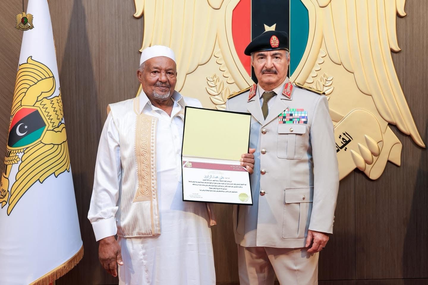 القائد العام للقوات المسلحة المشير اركان حرب خليفة ابو القاسم حفتر يستقبل منتسبي كتيبة مدفعية الميدان  الثالثة