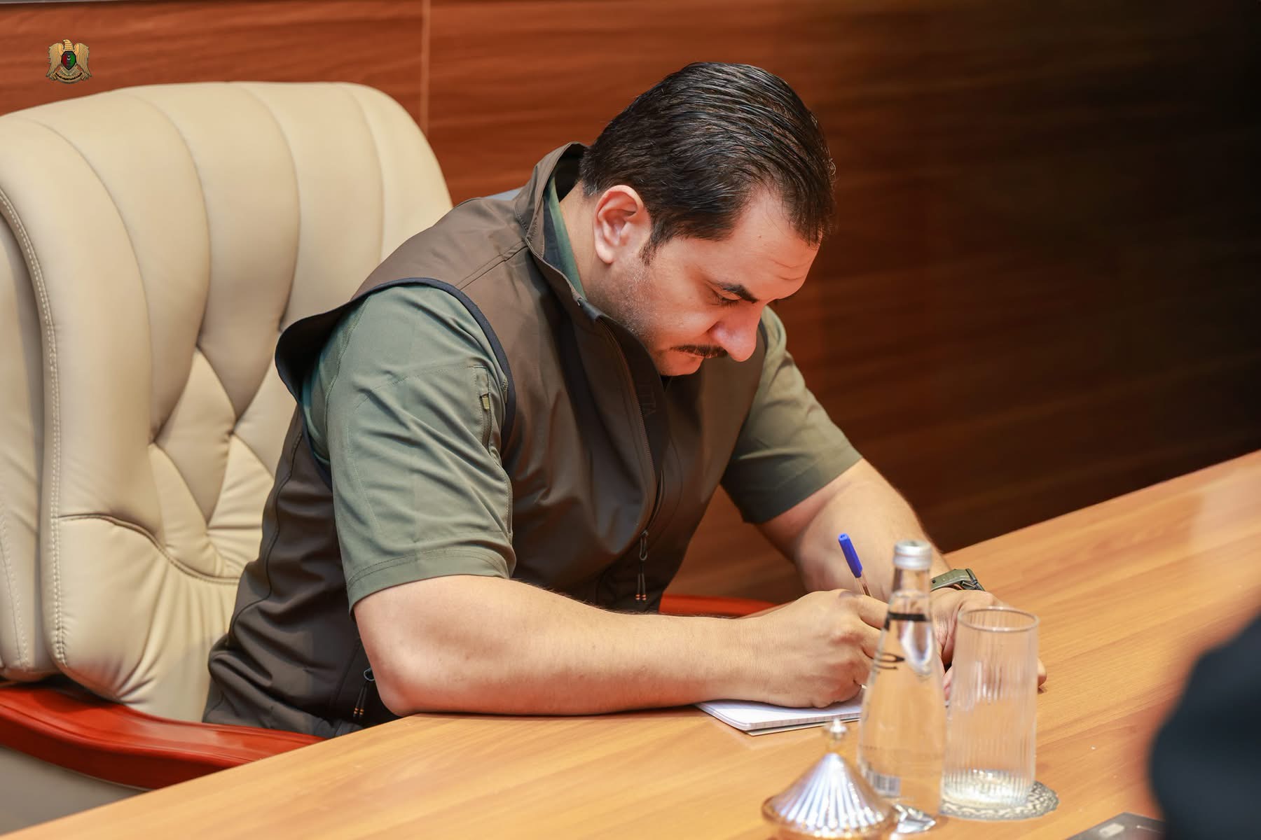 نائب القائد العام للقوات المسلحة الفريق أول ركن صدام حفتر يعلن إنشاء 10 آلاف وحدة سكنية خلال لقائه مشايخ وأعيان الجنوب في سبها