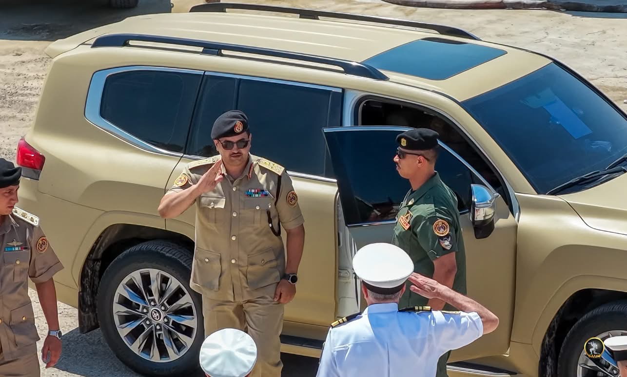 رئيس الأركان العامة للقوات المسلحة الفريق اول ركن خالد حفتر يشيد بتفوق ضباط البحرية ويؤكد أهمية التأهيل لإعداد قيادات مستقبلية