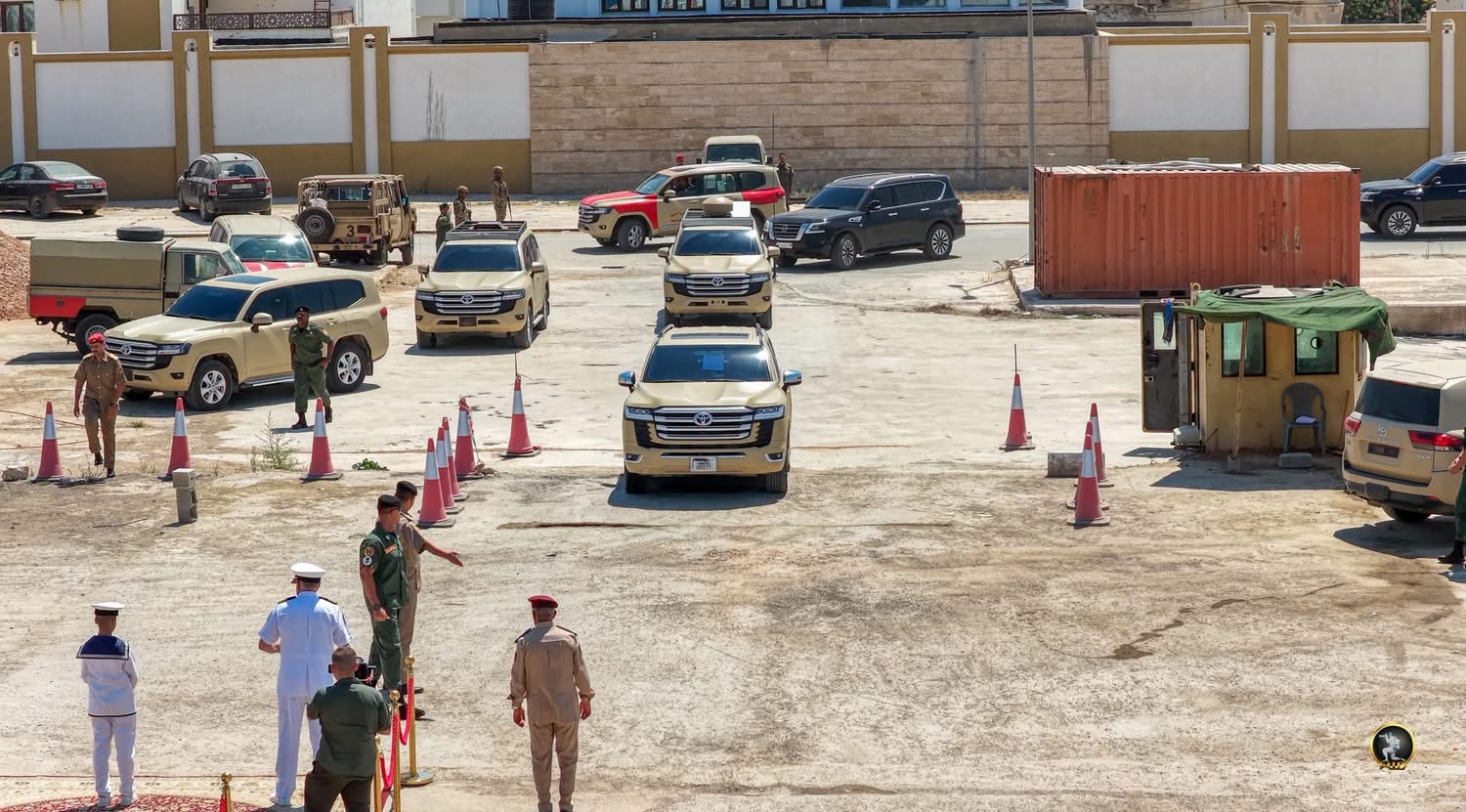 رئيس الأركان العامة للقوات المسلحة الفريق اول ركن خالد حفتر يشيد بتفوق ضباط البحرية ويؤكد أهمية التأهيل لإعداد قيادات مستقبلية