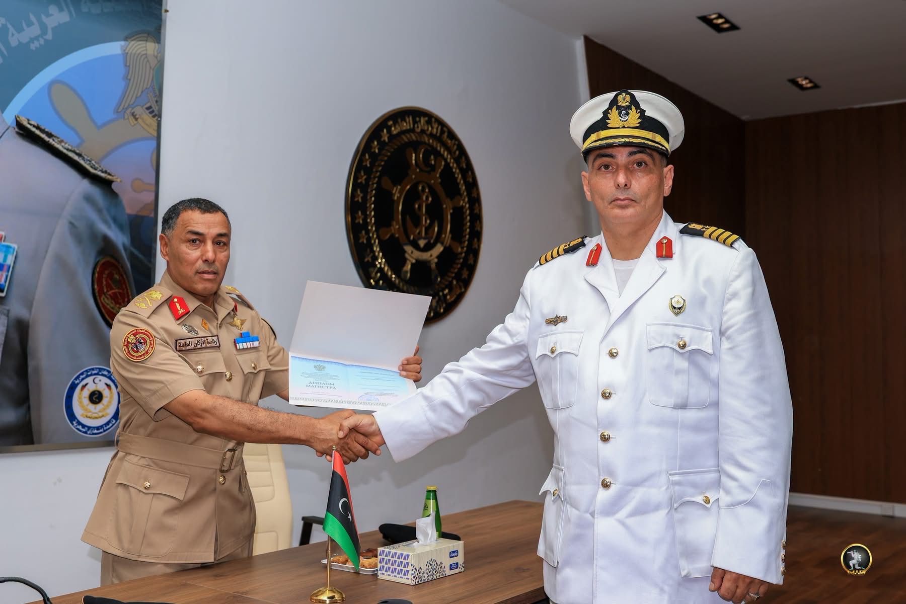 رئيس الأركان العامة للقوات المسلحة الفريق اول ركن خالد حفتر يشيد بتفوق ضباط البحرية ويؤكد أهمية التأهيل لإعداد قيادات مستقبلية