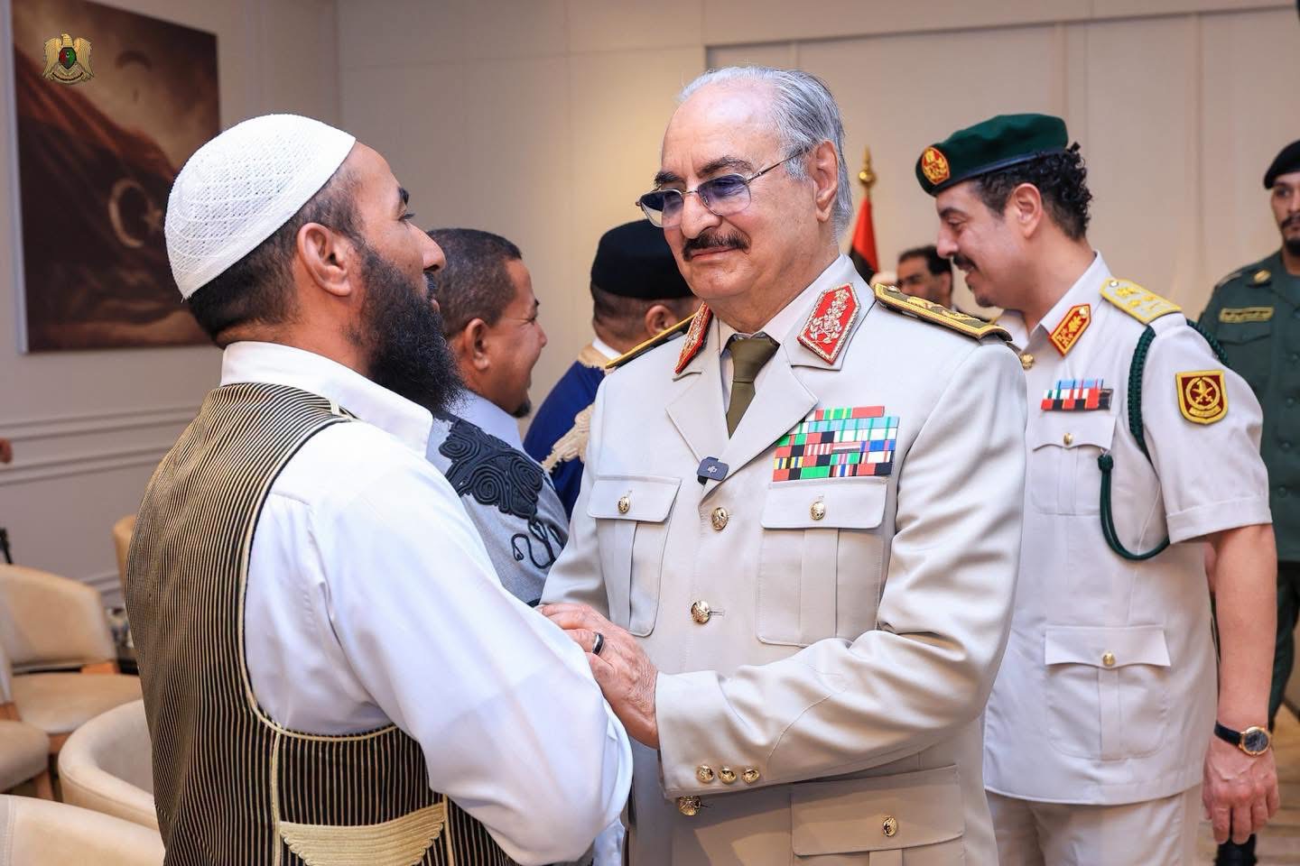 القائد العام للقوات المسلحة المشير أركان حرب خليفة أبوالقاسم حفتر يستقبل مشايخ وأعيان قبائل الأمازيغ والزنتان والجبل الغربي