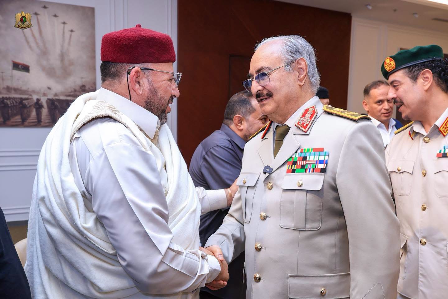 القائد العام للقوات المسلحة المشير أركان حرب خليفة أبوالقاسم حفتر يستقبل مشايخ وأعيان قبائل الأمازيغ والزنتان والجبل الغربي