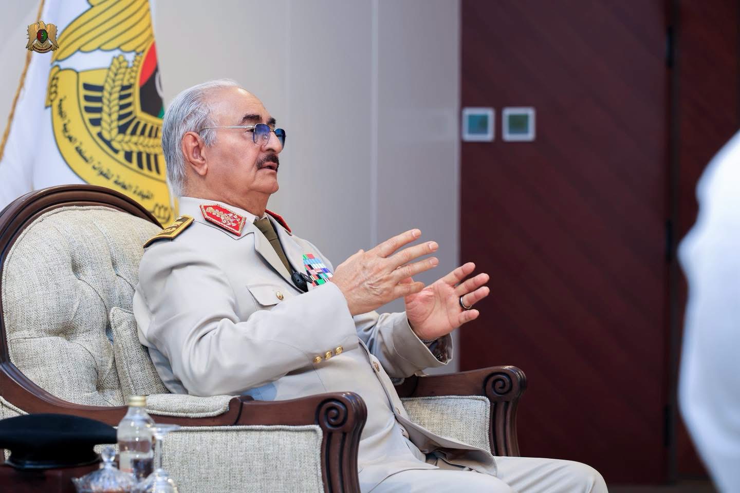 القائد العام للقوات المسلحة المشير أركان حرب خليفة أبوالقاسم حفتر يستقبل مشايخ وأعيان قبائل الأمازيغ والزنتان والجبل الغربي