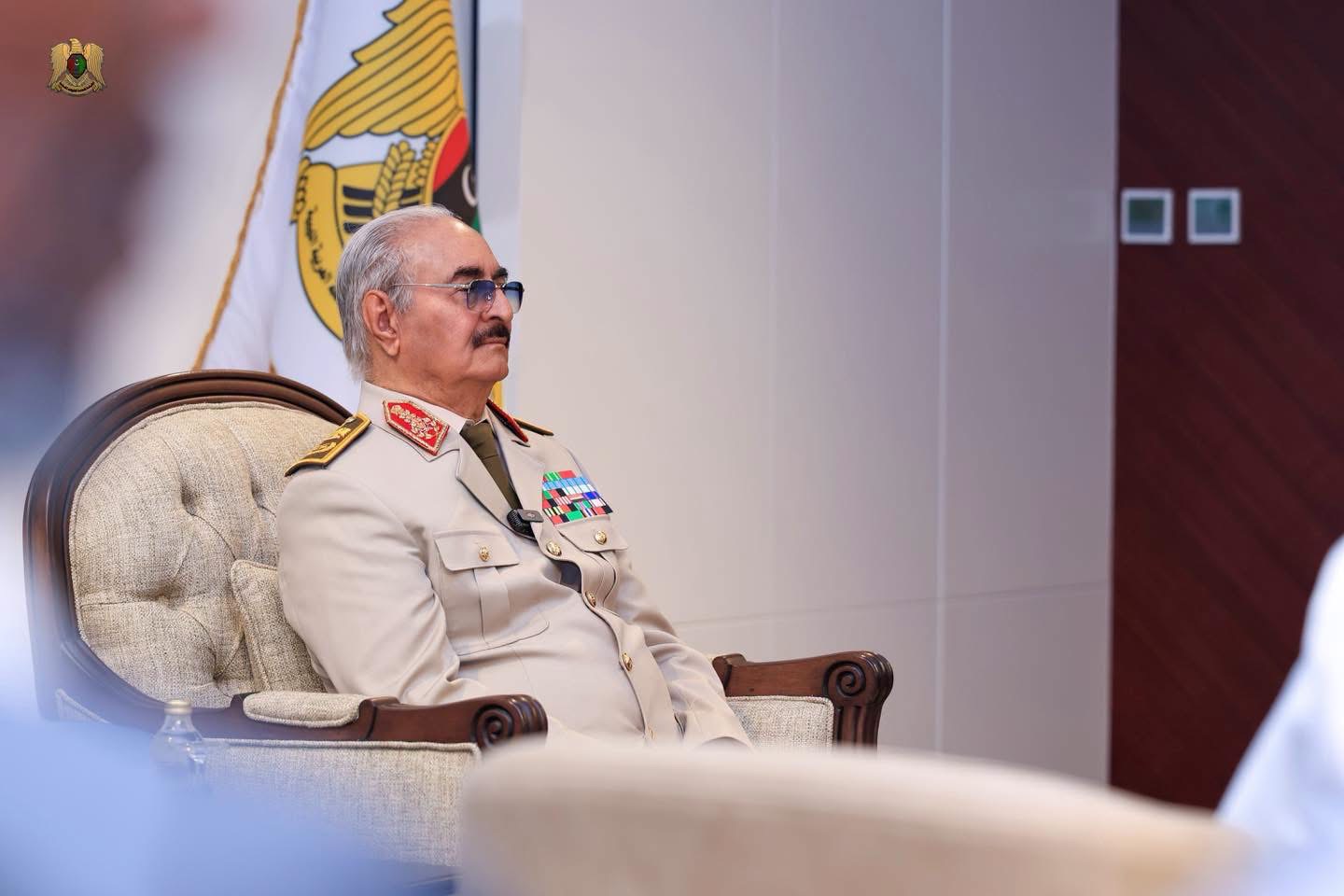 القائد العام للقوات المسلحة المشير أركان حرب خليفة أبوالقاسم حفتر يستقبل مشايخ وأعيان قبائل الأمازيغ والزنتان والجبل الغربي
