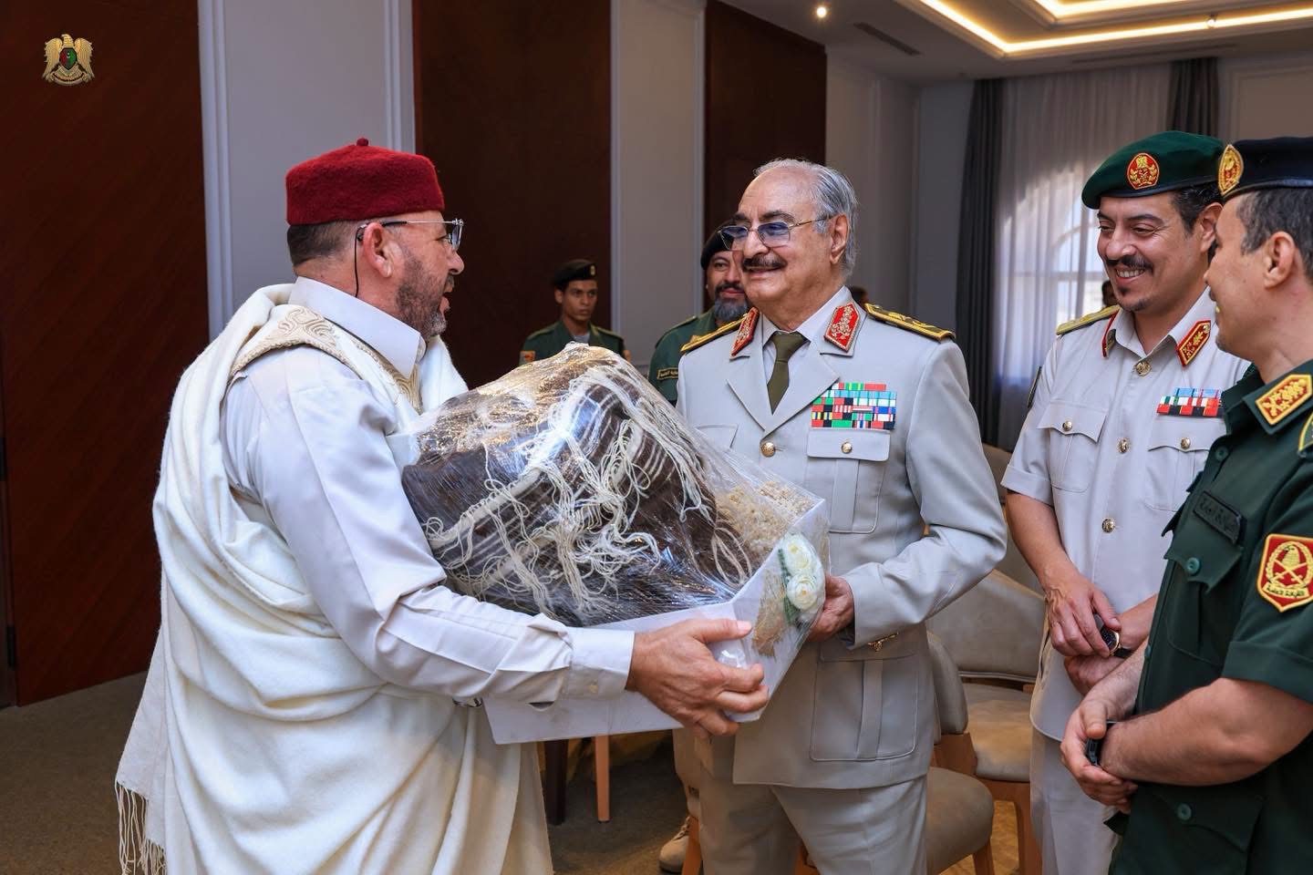 القائد العام للقوات المسلحة المشير أركان حرب خليفة أبوالقاسم حفتر يستقبل مشايخ وأعيان قبائل الأمازيغ والزنتان والجبل الغربي