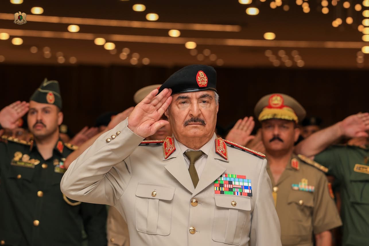 القائد العام للقوات المسلحة المشير اركان حرب خليفة أبو القاسم حفتر يشارك في احتفالية الذكرى الـ86 لتأسيس الجيش الليبي