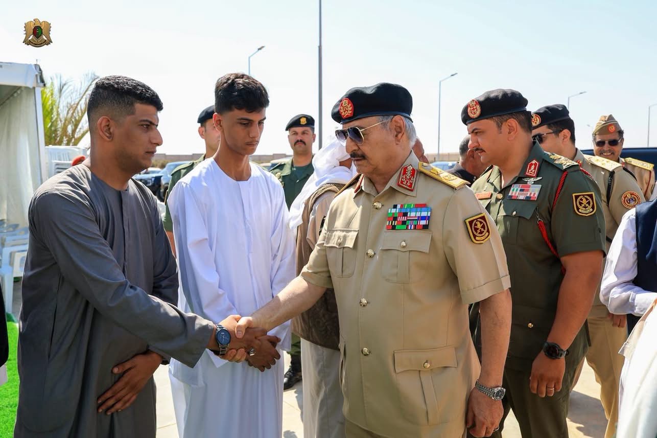 القائد العام للقوات المسلحة المشير أركان حرب خليفة أبوالقاسم حفتر يقدم واجب العزاء لأسرة الشهيد فوزي المنصوري