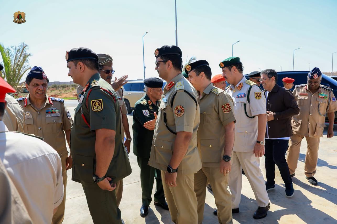 القائد العام للقوات المسلحة المشير أركان حرب خليفة أبوالقاسم حفتر يقدم واجب العزاء لأسرة الشهيد فوزي المنصوري