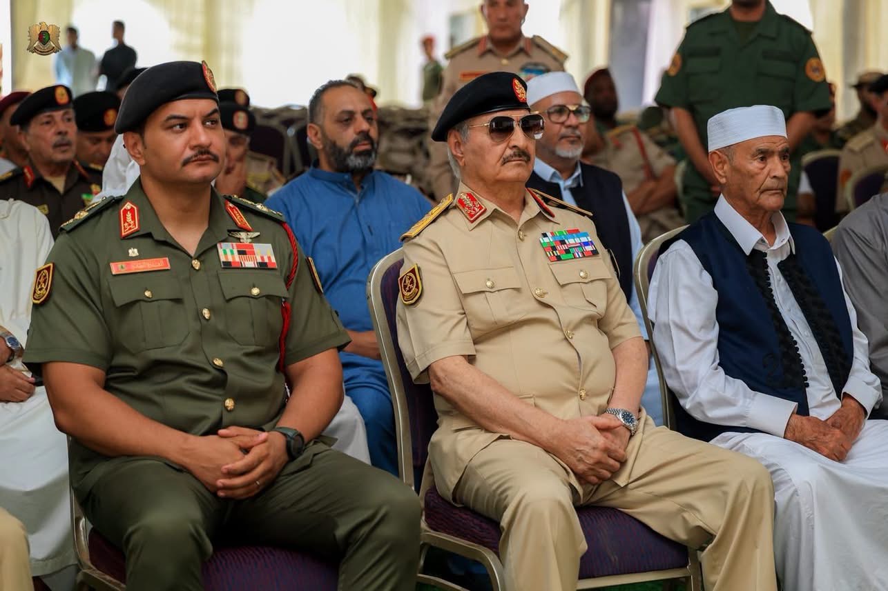 القائد العام للقوات المسلحة المشير أركان حرب خليفة أبوالقاسم حفتر يقدم واجب العزاء لأسرة الشهيد فوزي المنصوري