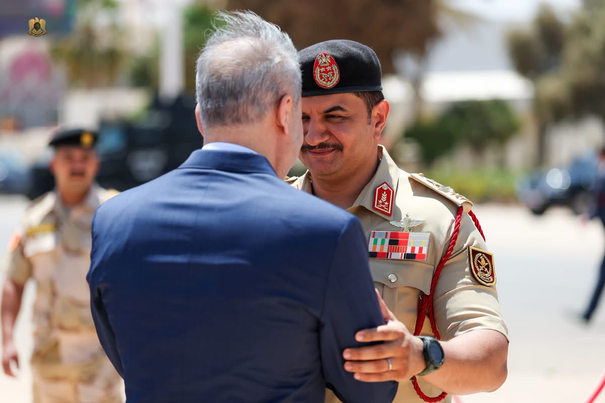 القائد العام للقوات المسلحة المشير أركان حرب خليفة أبوالقاسم حفتر يستقبل وزير الخارجية التركي ويؤكد متانة العلاقات بين ليبيا وتركيا