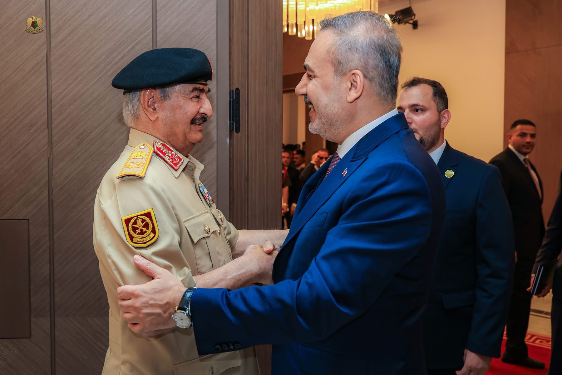 القائد العام للقوات المسلحة المشير أركان حرب خليفة أبوالقاسم حفتر يستقبل وزير الخارجية التركي ويؤكد متانة العلاقات بين ليبيا وتركيا