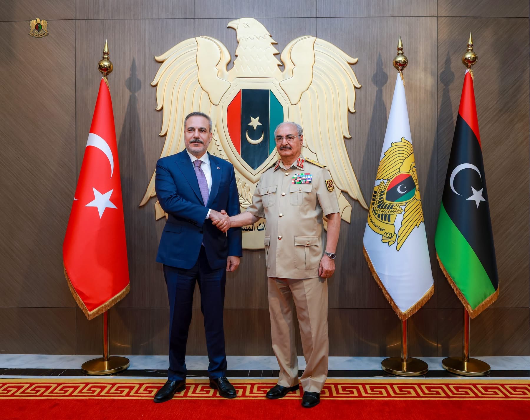 القائد العام للقوات المسلحة المشير أركان حرب خليفة أبوالقاسم حفتر يستقبل وزير الخارجية التركي ويؤكد متانة العلاقات بين ليبيا وتركيا