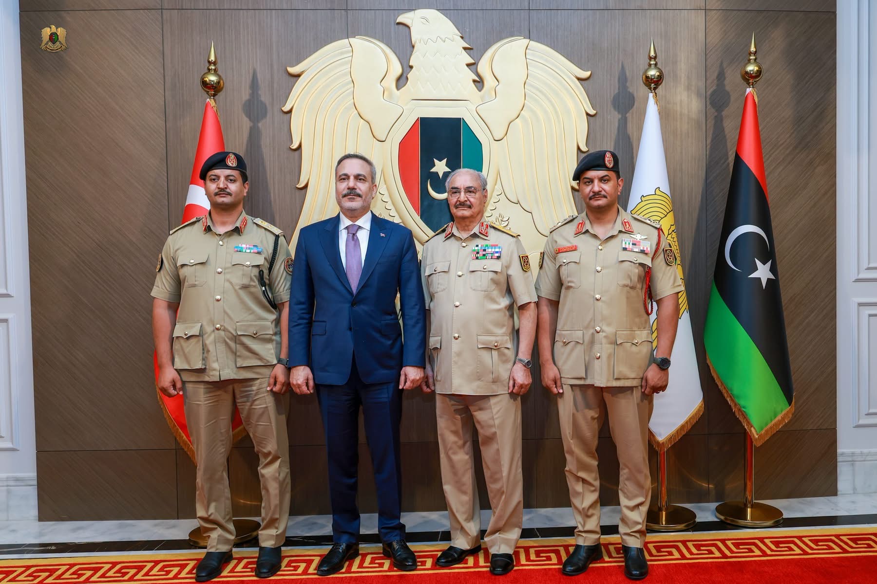 القائد العام للقوات المسلحة المشير أركان حرب خليفة أبوالقاسم حفتر يستقبل وزير الخارجية التركي ويؤكد متانة العلاقات بين ليبيا وتركيا