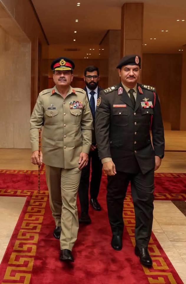 قائد الجيش الباكستاني يعزّي نائب القائد العام للقوات المسلحة الفريق اول ركن صدام حفتر في وفاة المنصوري