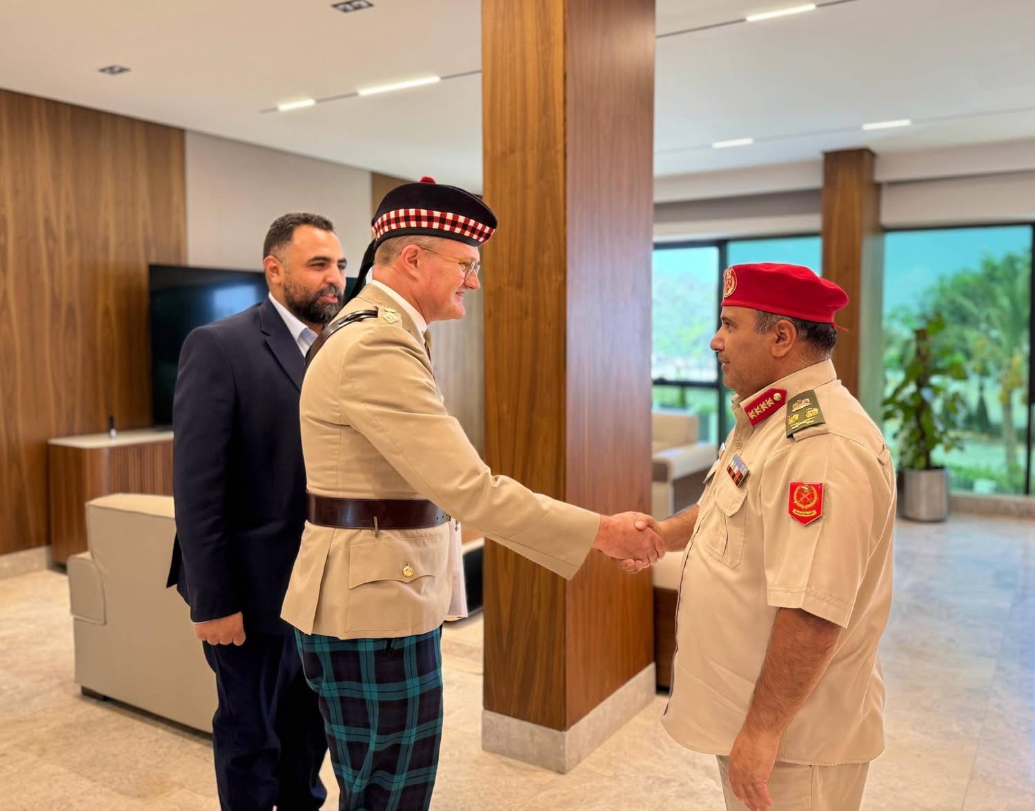 الأمين العام للقيادة العامة يبحث مع الملحق العسكري البريطاني تعزيز التعاون العسكري