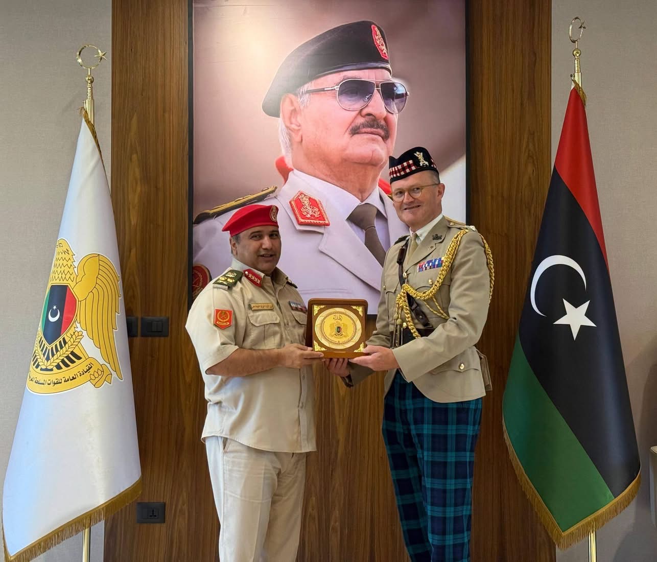 الأمين العام للقيادة العامة يبحث مع الملحق العسكري البريطاني تعزيز التعاون العسكري