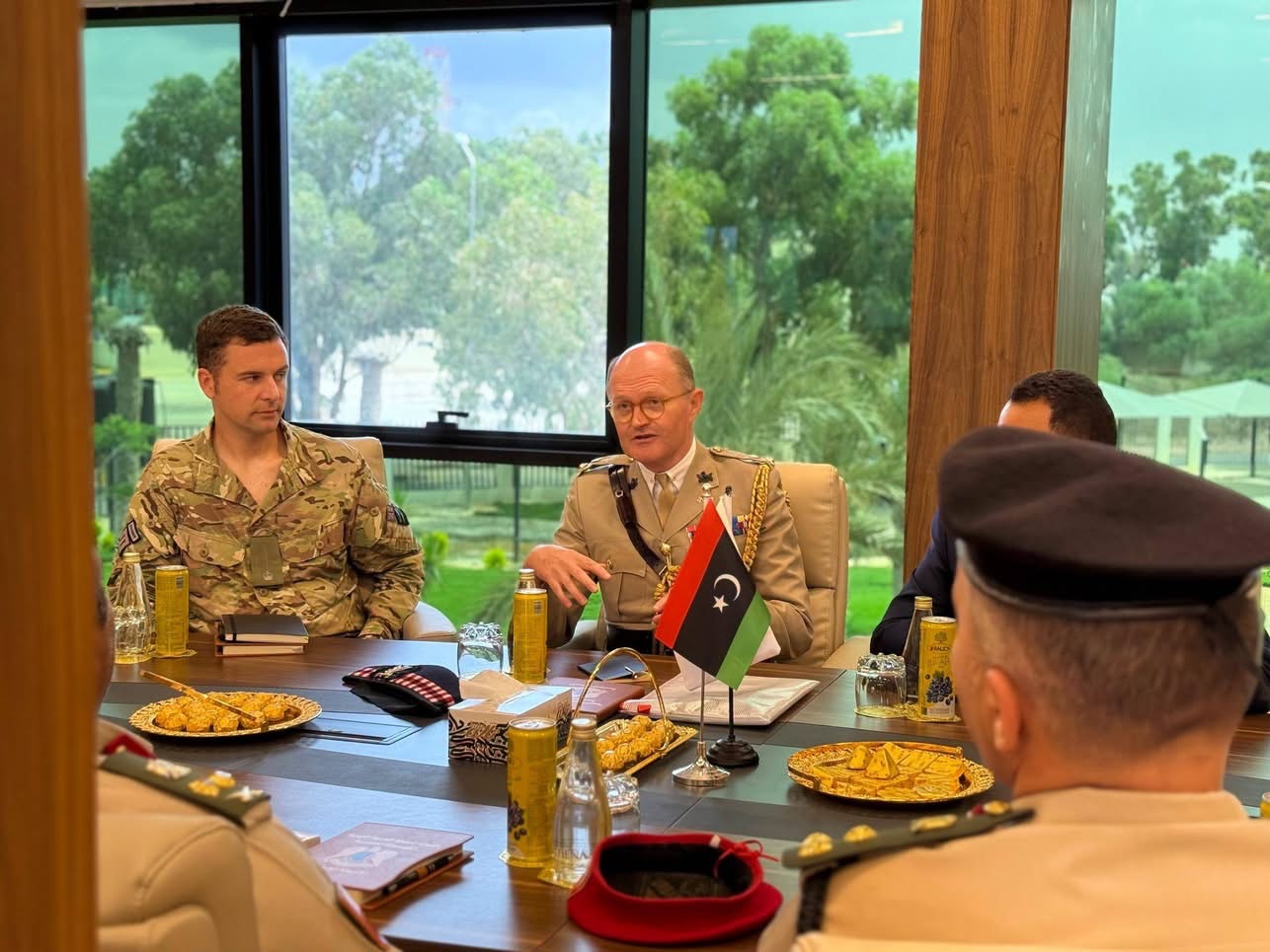 الأمين العام للقيادة العامة يبحث مع الملحق العسكري البريطاني تعزيز التعاون العسكري