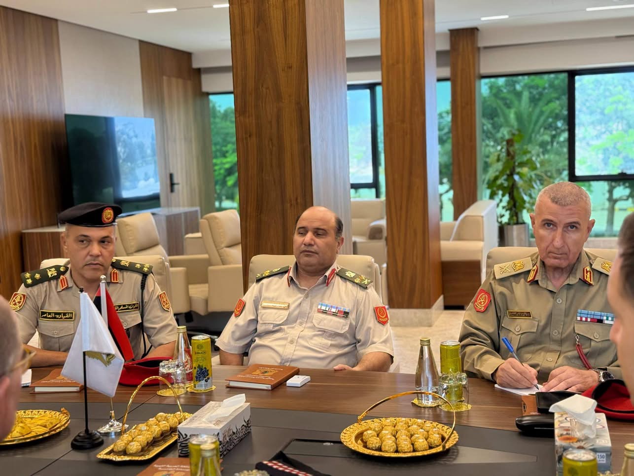 الأمين العام للقيادة العامة يبحث مع الملحق العسكري البريطاني تعزيز التعاون العسكري