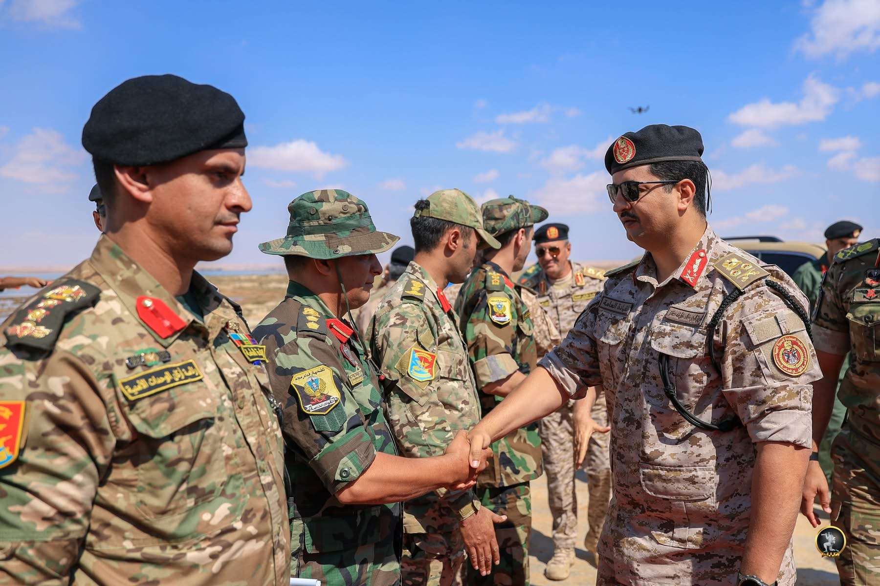رئيس الأركان العامة للقوات المسلحة الفريق أول ركن خالد حفتر يشيد بكفاءة الوحدات المشاركة في مناورة "الترابط 2"