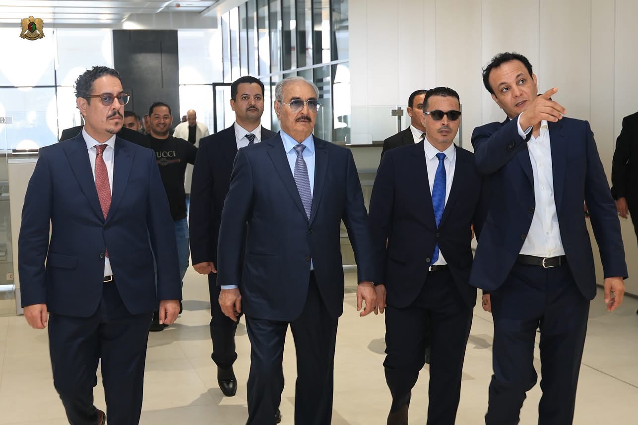 القائد العام للقوات المسلحة المشير اركان حرب خليفة حفتر يتفقد مشروع مطار بنينا الدولي الجديد ويُشيد بمستوى الإنجاز