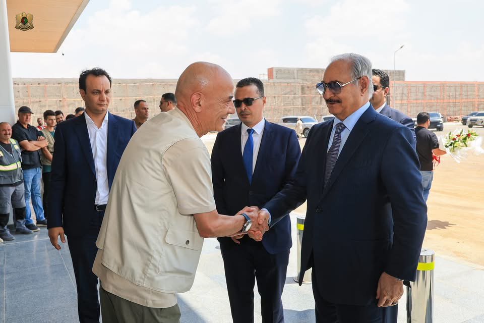 القائد العام للقوات المسلحة المشير اركان حرب خليفة حفتر يتفقد مشروع مطار بنينا الدولي الجديد ويُشيد بمستوى الإنجاز