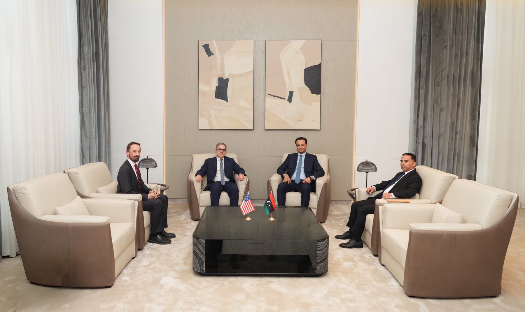 مدير عام صندوق التنمية وإعادة إعمار ليبيا يبحث مع القائم بالأعمال الأمريكي تعزيز الشراكات الدولية ودعم مسارات التنمية