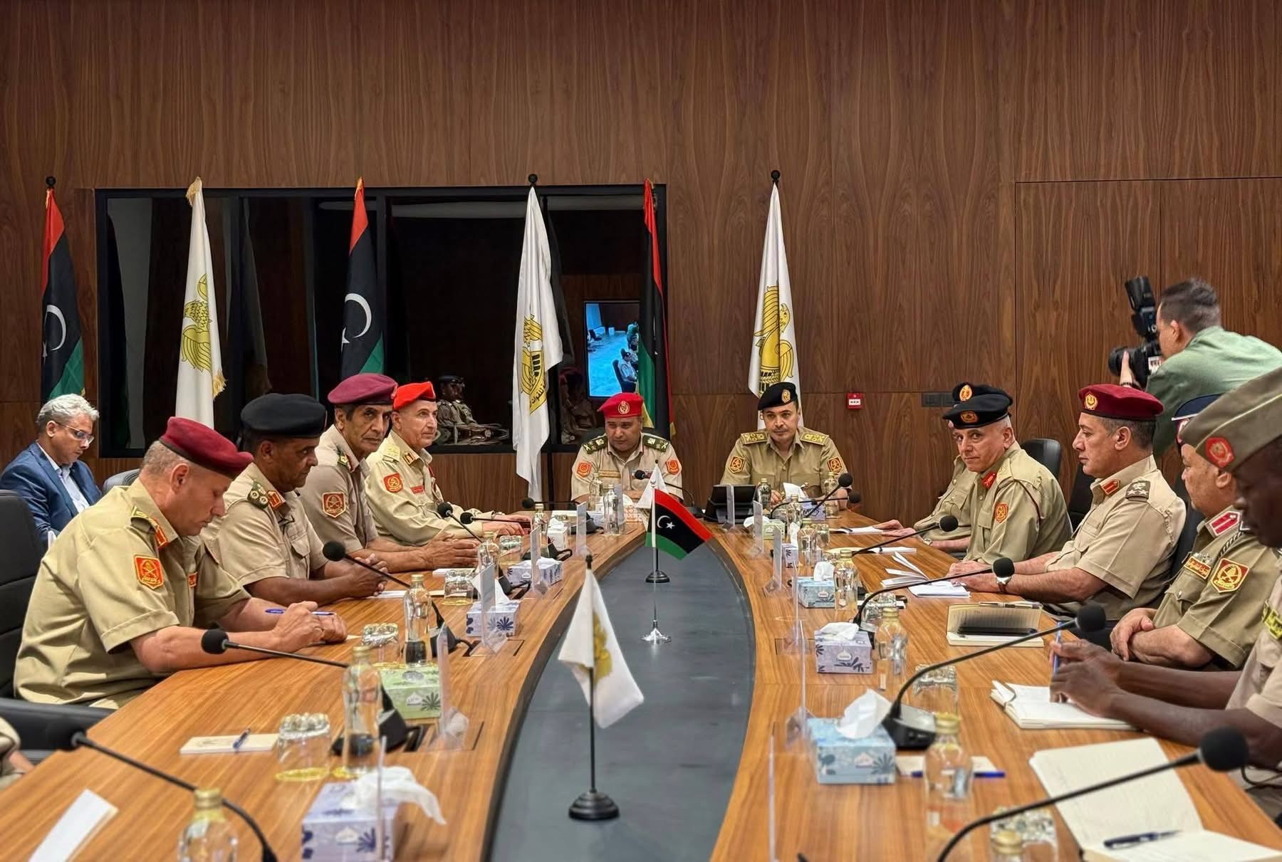 الأمين عام للقيادة العامة ومدير مكتب القائد العام يعقدان اجتماعًا عسكريًا موسعًا في بنغازي