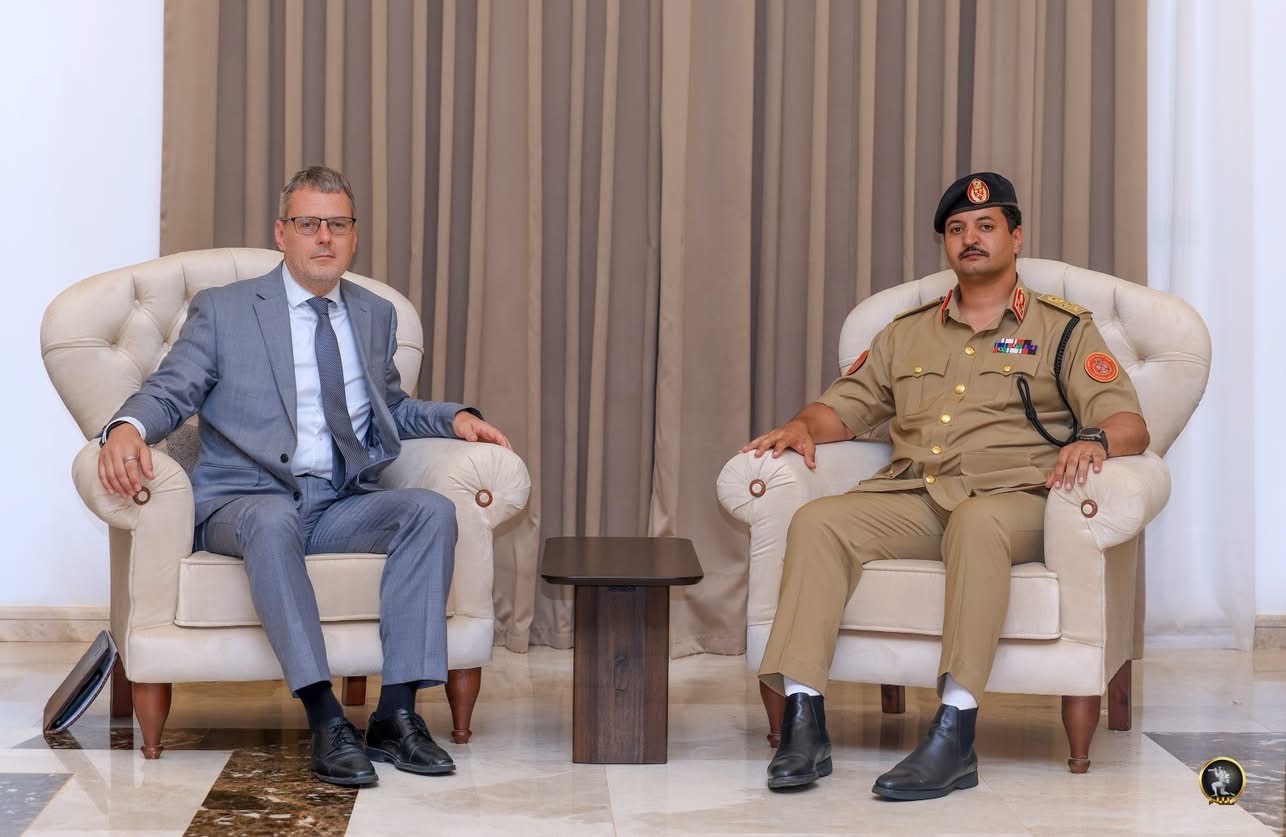 رئيس الأركان العامة للقوات المسلحة الفريق اول ركن خالد حفتر  يبحث مع السفير التشيكي تعزيز التعاون المشترك